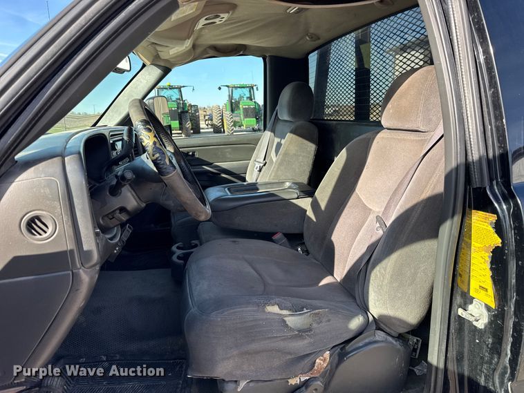 image for item ER0255 2006 GMC Sierra 3500 flatbed truck