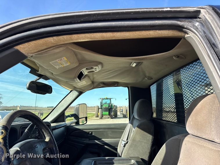 image for item ER0255 2006 GMC Sierra 3500 flatbed truck