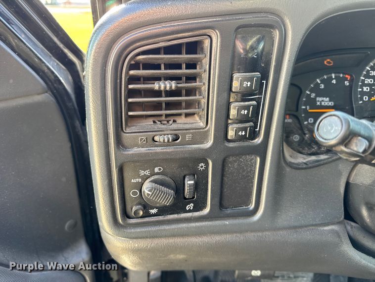 image for item ER0255 2006 GMC Sierra 3500 flatbed truck