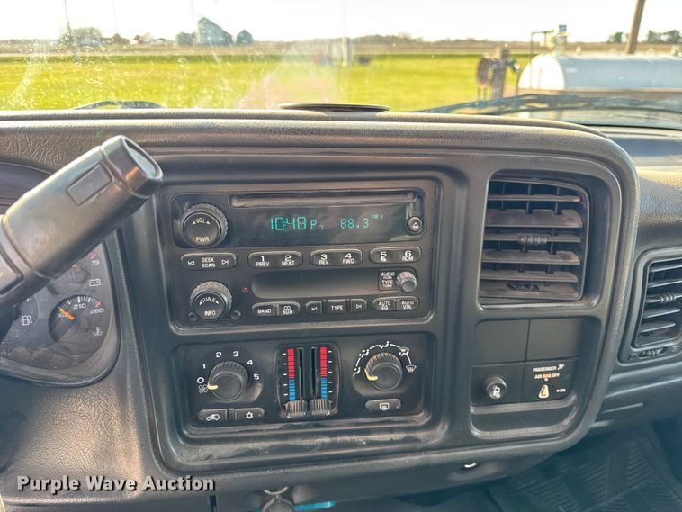 image for item ER0255 2006 GMC Sierra 3500 flatbed truck