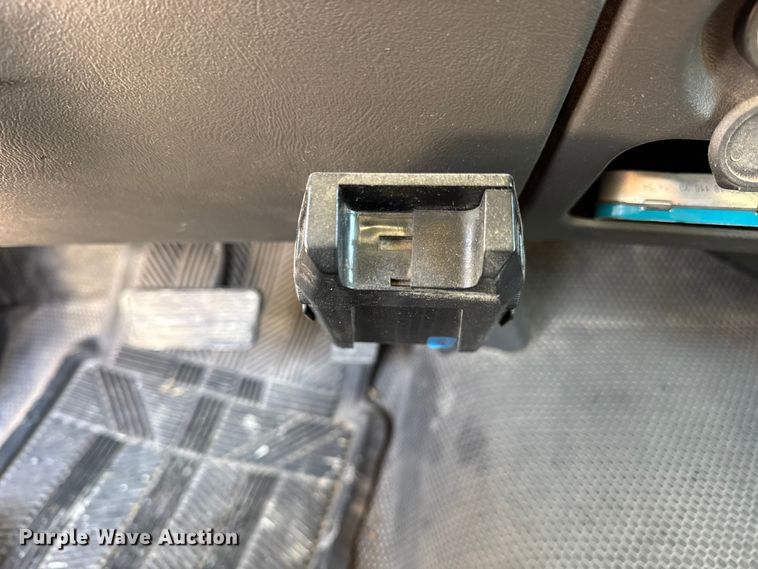 image for item ER0255 2006 GMC Sierra 3500 flatbed truck