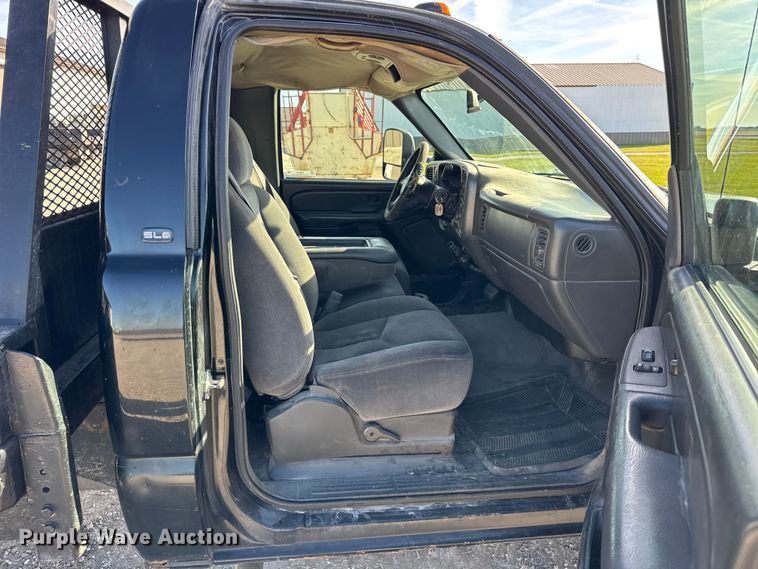 image for item ER0255 2006 GMC Sierra 3500 flatbed truck