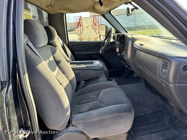 image for item ER0255 2006 GMC Sierra 3500 flatbed truck