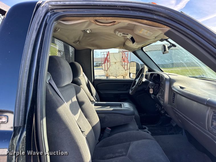 image for item ER0255 2006 GMC Sierra 3500 flatbed truck