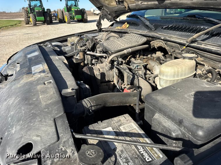 image for item ER0255 2006 GMC Sierra 3500 flatbed truck