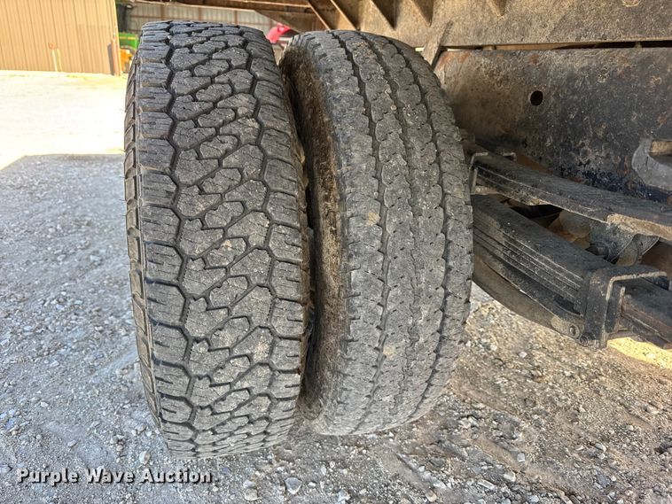 image for item ER0255 2006 GMC Sierra 3500 flatbed truck