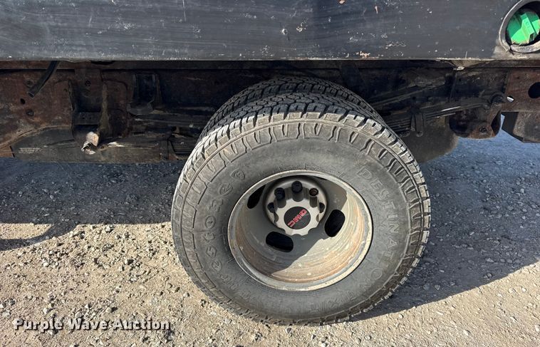 image for item ER0255 2006 GMC Sierra 3500 flatbed truck