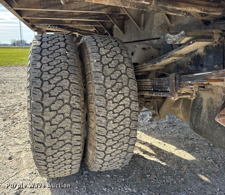 image for item ER0255 2006 GMC Sierra 3500 flatbed truck