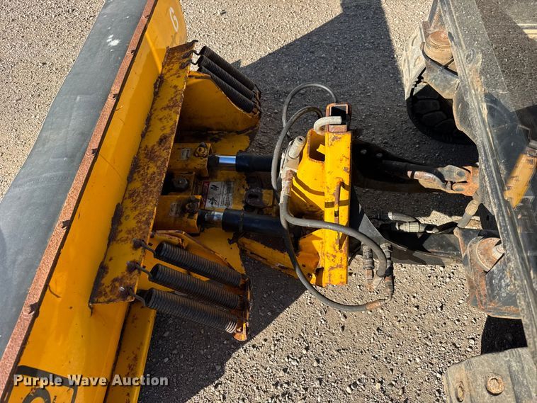 image for item ER0260 2007 Toro Groundsmaster 7200 with Polar Trac system