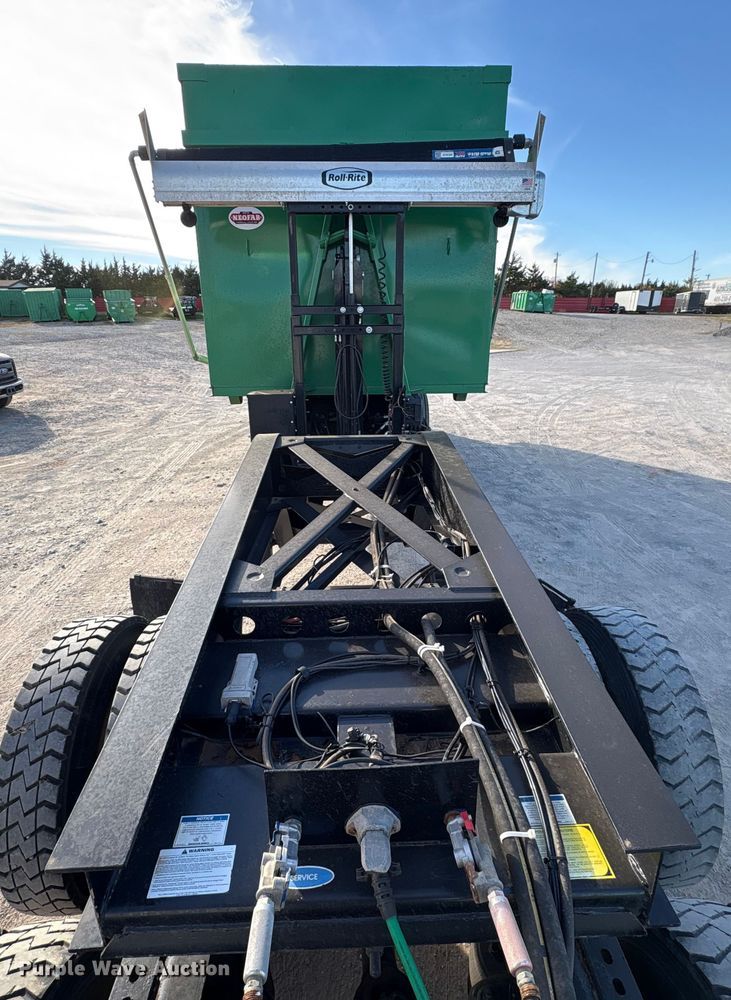 image for item ER1084 2019 Cheetah Chassis Corporation Swaploader hook lift container trailer