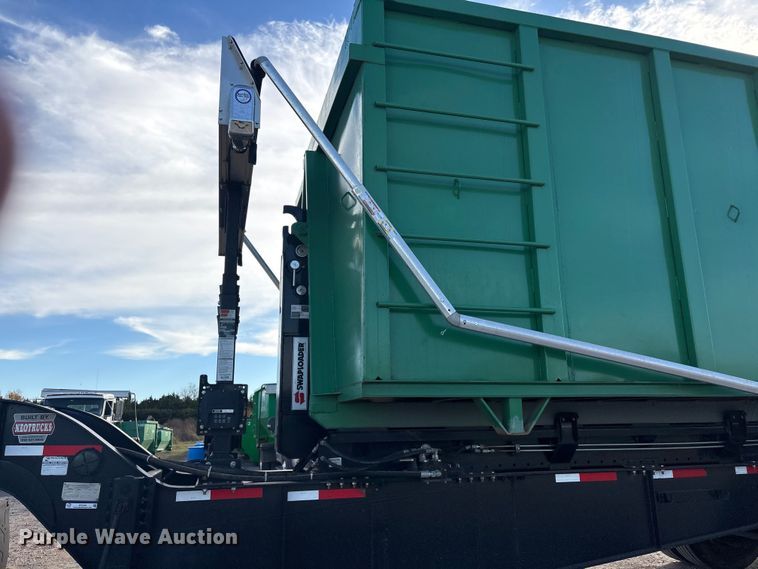 image for item ER1084 2019 Cheetah Chassis Corporation Swaploader hook lift container trailer