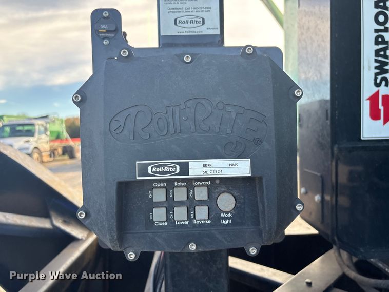 image for item ER1084 2019 Cheetah Chassis Corporation Swaploader hook lift container trailer