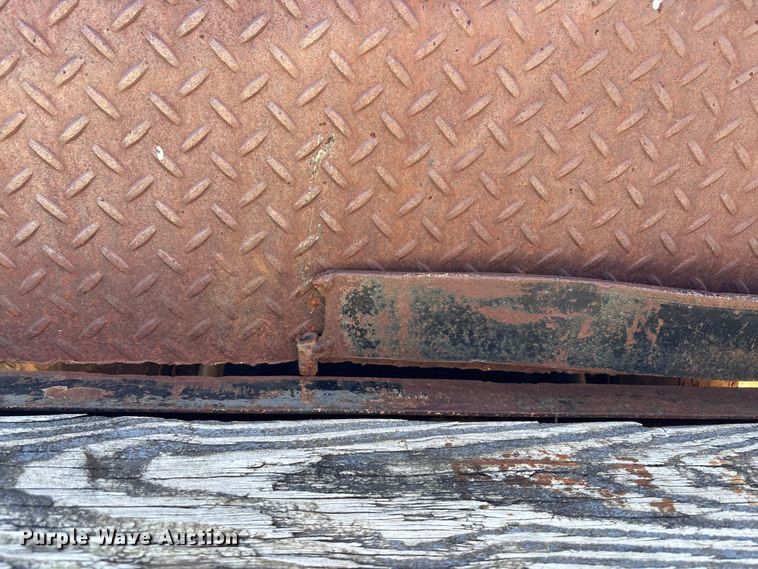 image for item ET4657 1997 MAC-LANDER Flatbed equipment trailer