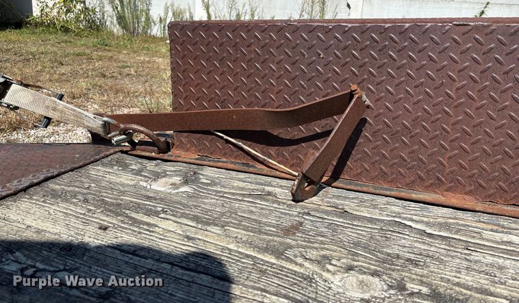 image for item ET4657 1997 MAC-LANDER Flatbed equipment trailer