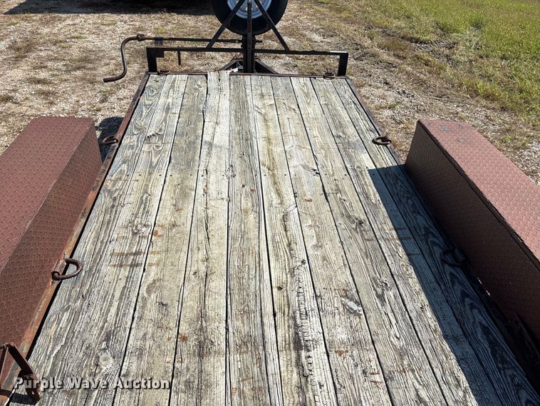 image for item ET4657 1997 MAC-LANDER Flatbed equipment trailer