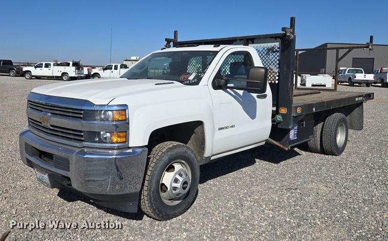 image for item ET5254 2015 Chevrolet Silverado 3500HD flatbed pickup truck