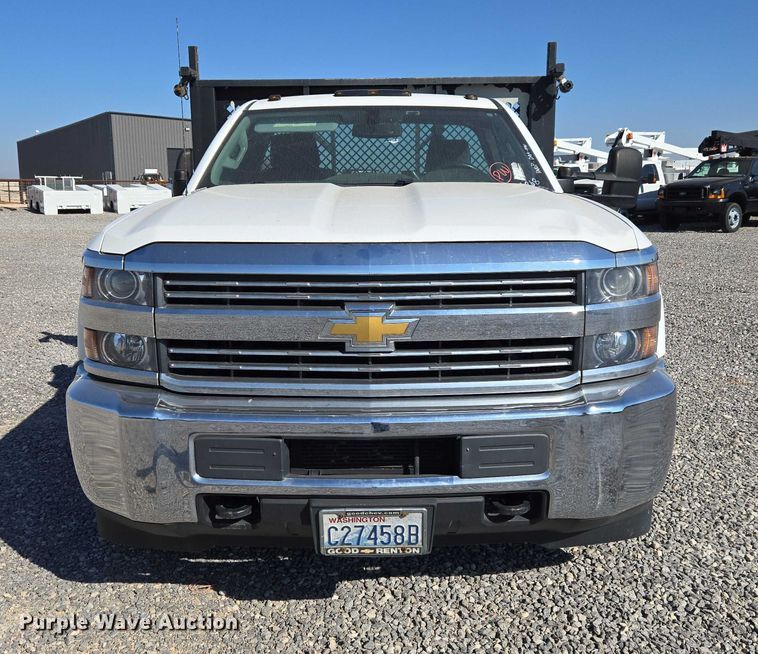 image for item ET5254 2015 Chevrolet Silverado 3500HD flatbed pickup truck