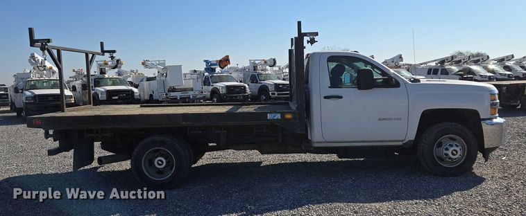 image for item ET5254 2015 Chevrolet Silverado 3500HD flatbed pickup truck