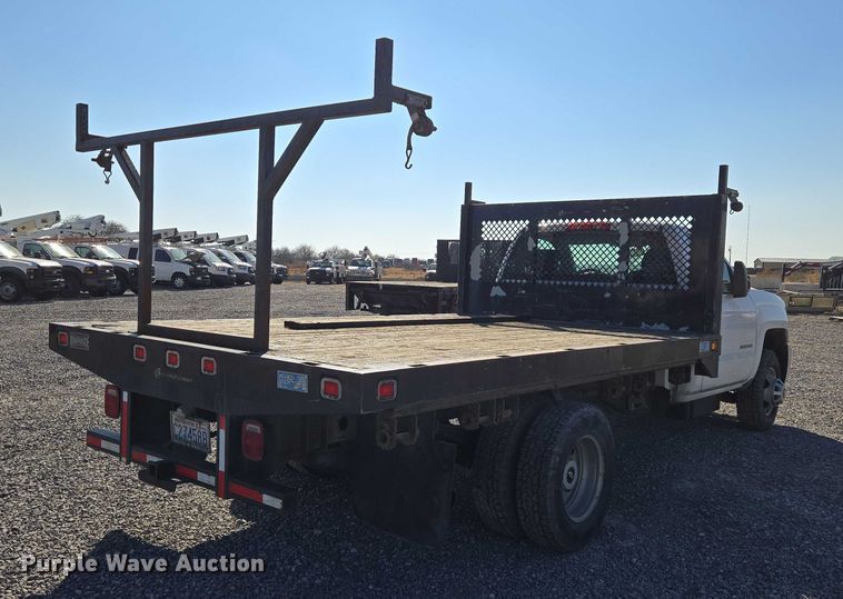 image for item ET5254 2015 Chevrolet Silverado 3500HD flatbed pickup truck