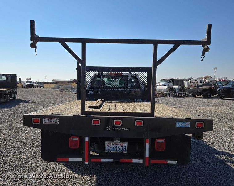 image for item ET5254 2015 Chevrolet Silverado 3500HD flatbed pickup truck