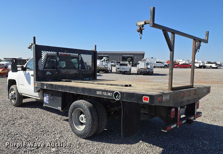 image for item ET5254 2015 Chevrolet Silverado 3500HD flatbed pickup truck