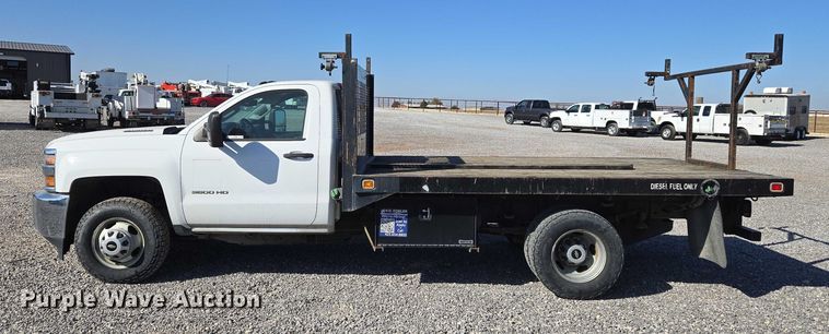 image for item ET5254 2015 Chevrolet Silverado 3500HD flatbed pickup truck