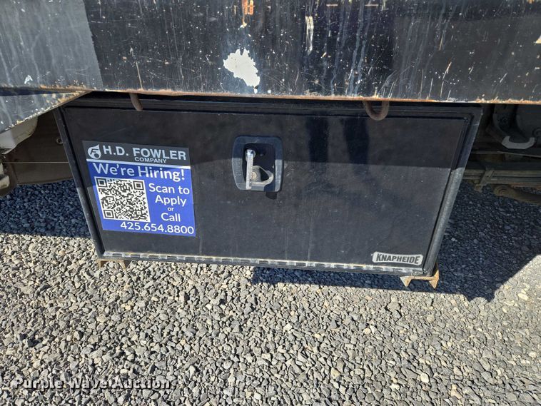 image for item ET5254 2015 Chevrolet Silverado 3500HD flatbed pickup truck