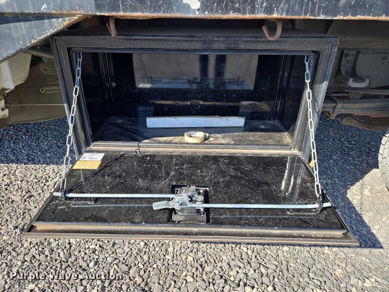 image for item ET5254 2015 Chevrolet Silverado 3500HD flatbed pickup truck