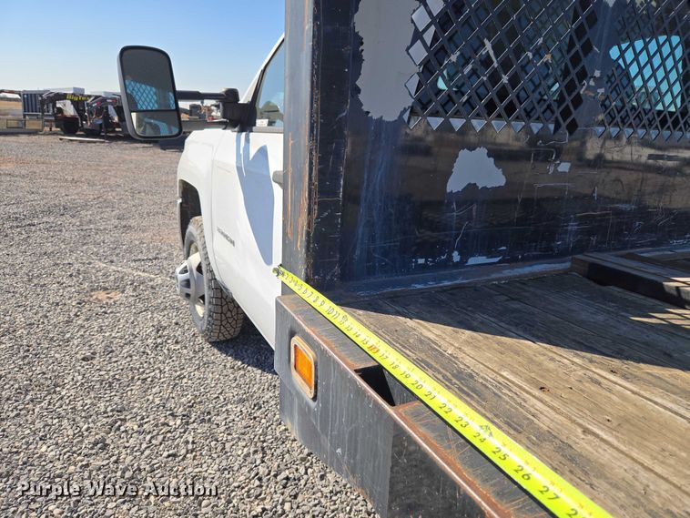 image for item ET5254 2015 Chevrolet Silverado 3500HD flatbed pickup truck