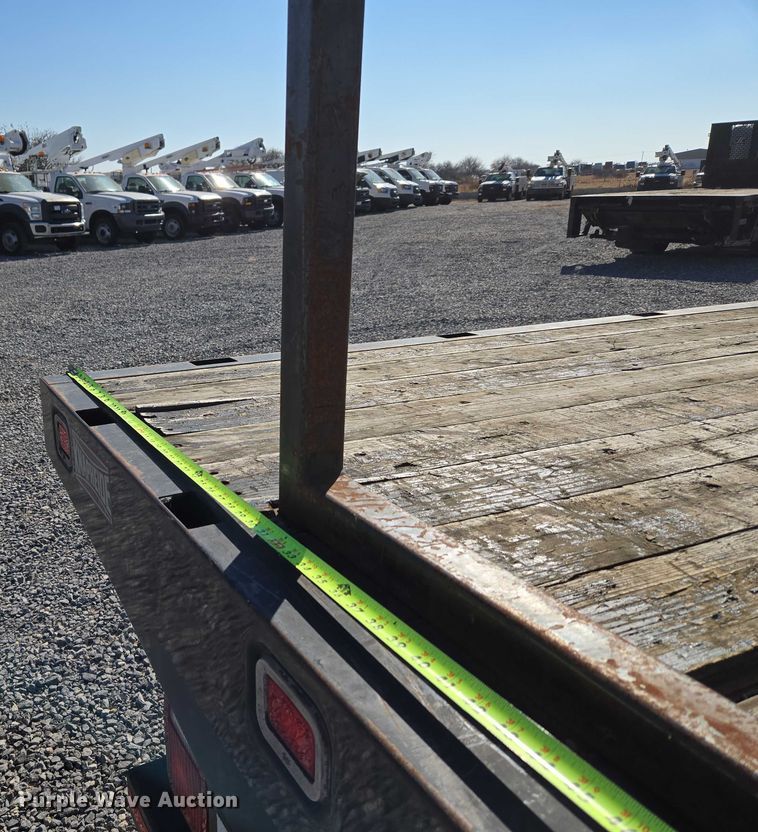 image for item ET5254 2015 Chevrolet Silverado 3500HD flatbed pickup truck