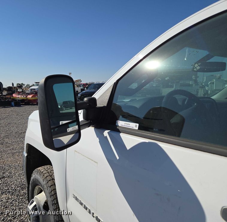 image for item ET5254 2015 Chevrolet Silverado 3500HD flatbed pickup truck