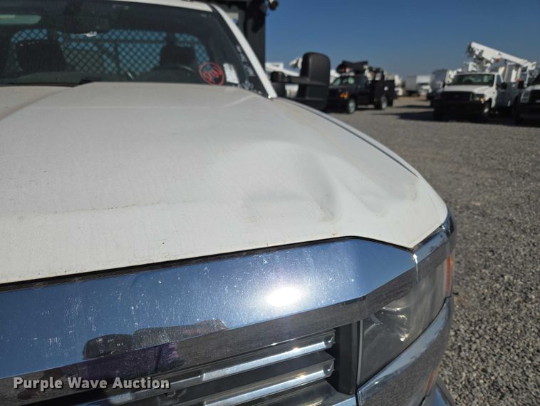 image for item ET5254 2015 Chevrolet Silverado 3500HD flatbed pickup truck