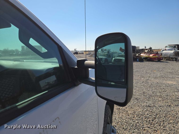 image for item ET5254 2015 Chevrolet Silverado 3500HD flatbed pickup truck