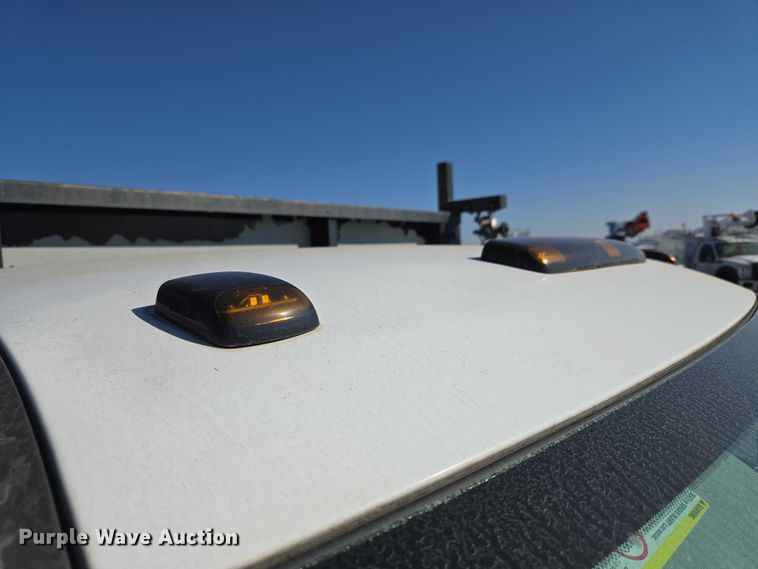 image for item ET5254 2015 Chevrolet Silverado 3500HD flatbed pickup truck