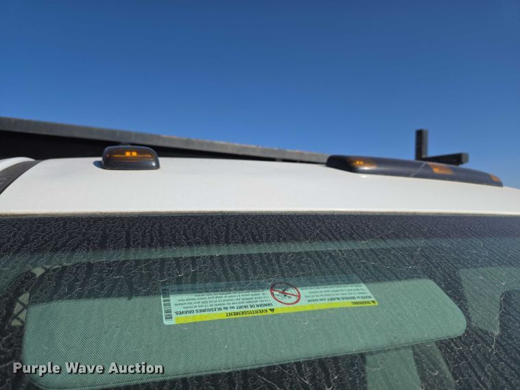 image for item ET5254 2015 Chevrolet Silverado 3500HD flatbed pickup truck