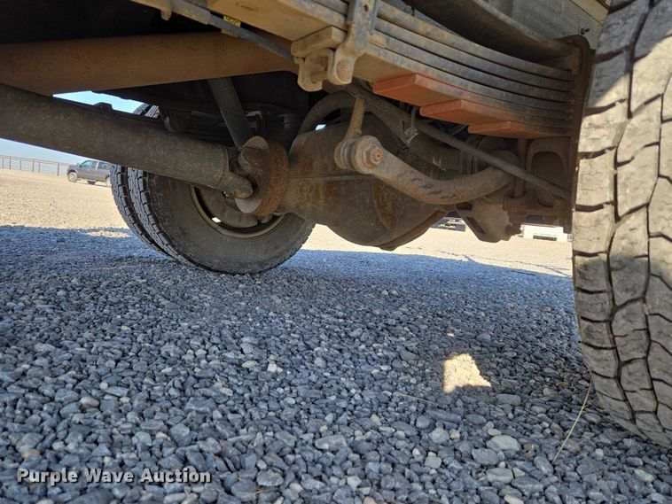 image for item ET5254 2015 Chevrolet Silverado 3500HD flatbed pickup truck