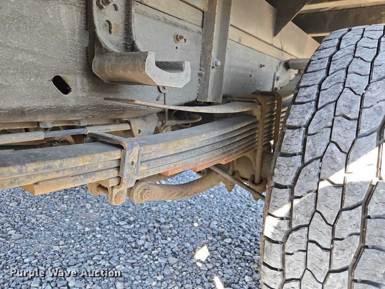 image for item ET5254 2015 Chevrolet Silverado 3500HD flatbed pickup truck