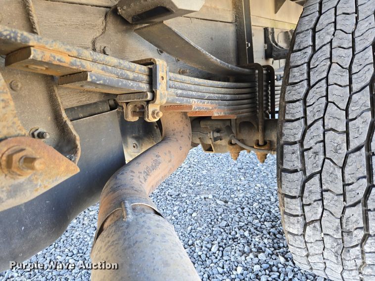 image for item ET5254 2015 Chevrolet Silverado 3500HD flatbed pickup truck