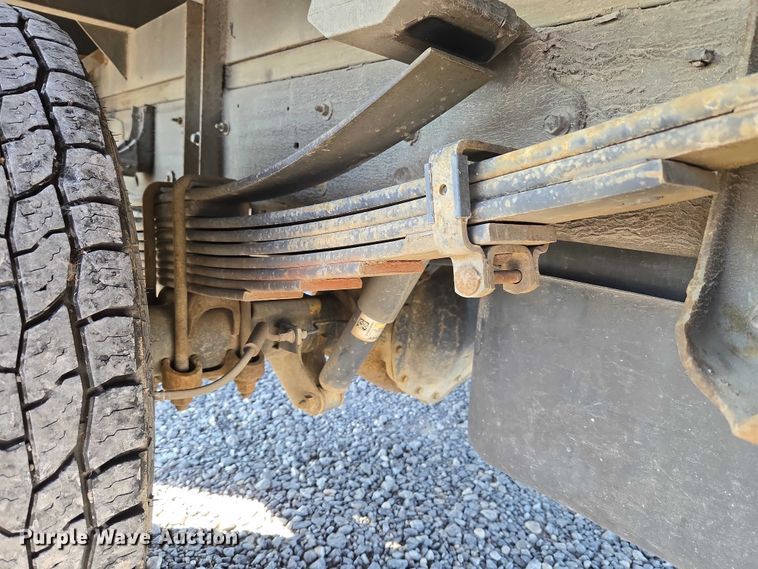 image for item ET5254 2015 Chevrolet Silverado 3500HD flatbed pickup truck