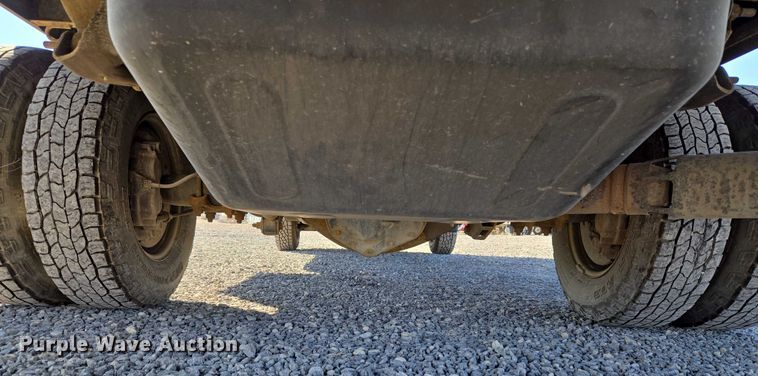 image for item ET5254 2015 Chevrolet Silverado 3500HD flatbed pickup truck