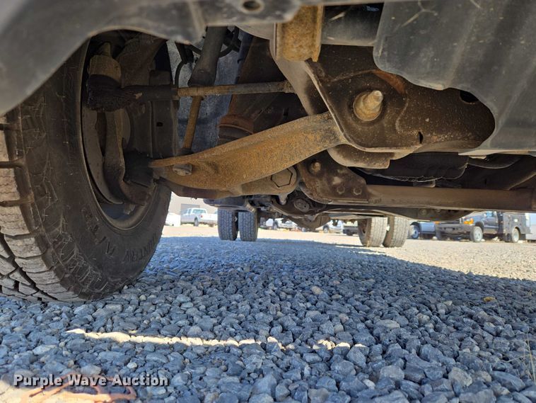 image for item ET5254 2015 Chevrolet Silverado 3500HD flatbed pickup truck