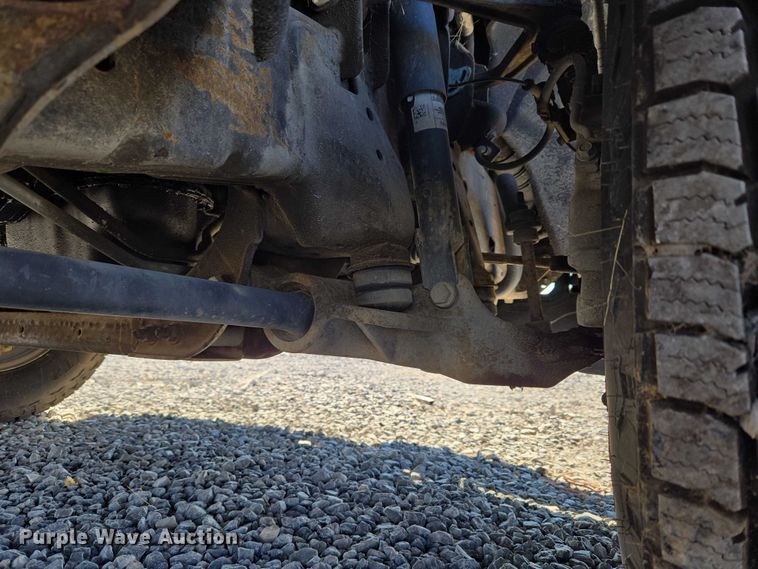 image for item ET5254 2015 Chevrolet Silverado 3500HD flatbed pickup truck