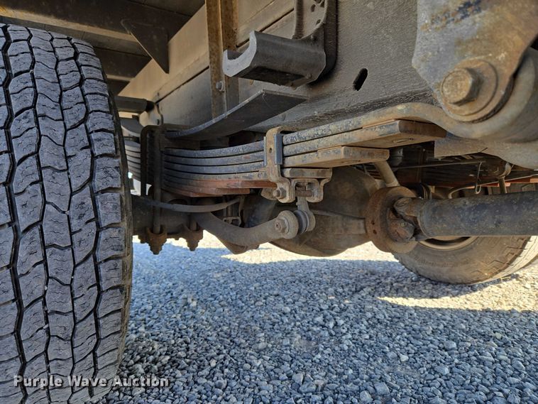 image for item ET5254 2015 Chevrolet Silverado 3500HD flatbed pickup truck