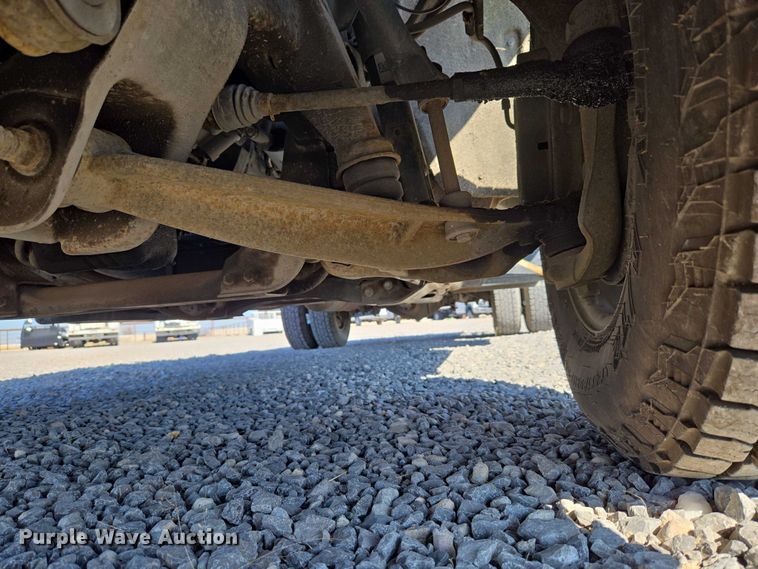 image for item ET5254 2015 Chevrolet Silverado 3500HD flatbed pickup truck