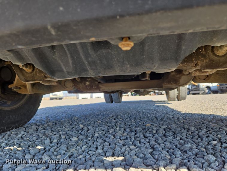 image for item ET5254 2015 Chevrolet Silverado 3500HD flatbed pickup truck