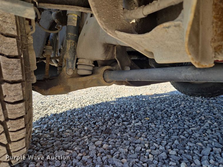 image for item ET5254 2015 Chevrolet Silverado 3500HD flatbed pickup truck