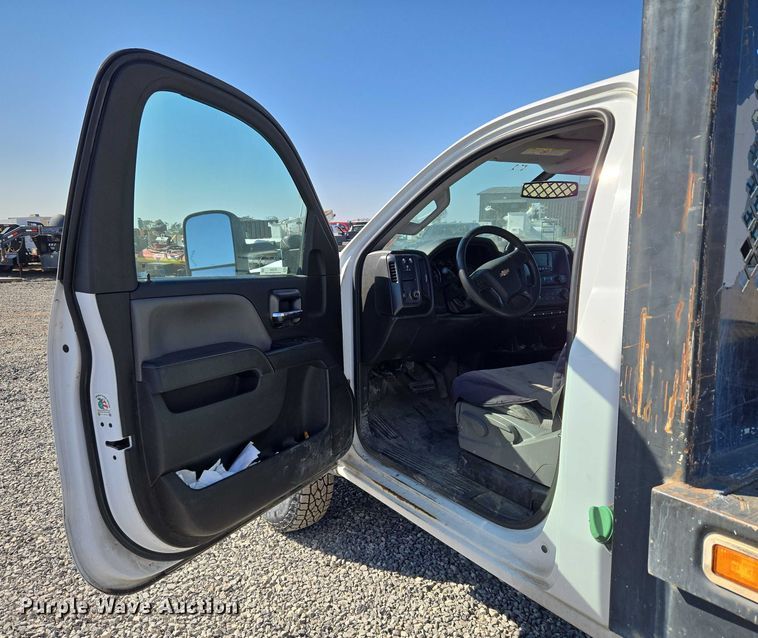 image for item ET5254 2015 Chevrolet Silverado 3500HD flatbed pickup truck