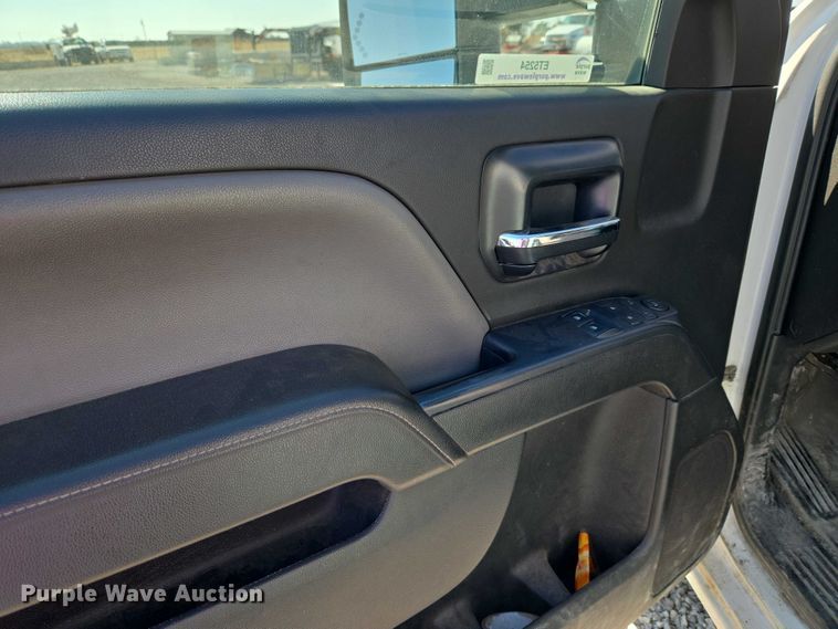 image for item ET5254 2015 Chevrolet Silverado 3500HD flatbed pickup truck