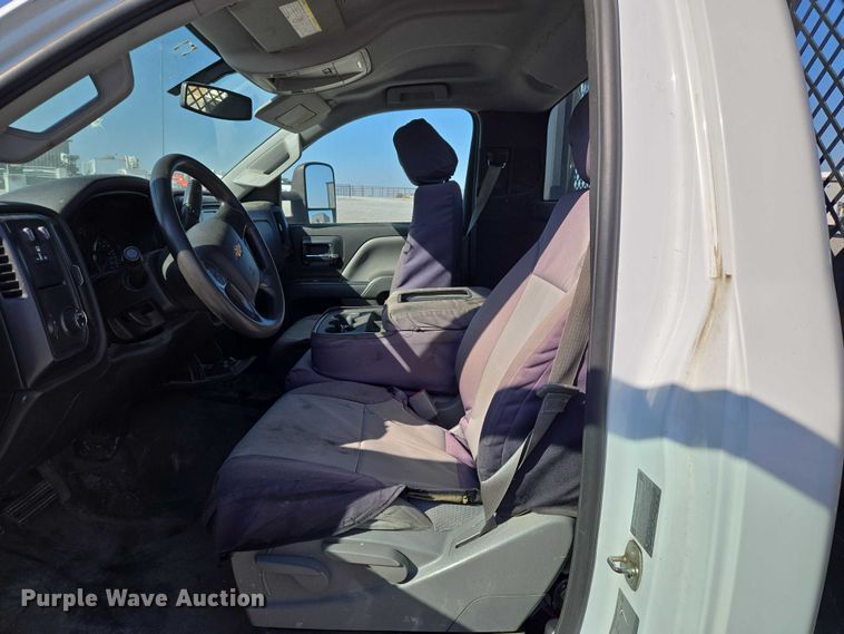 image for item ET5254 2015 Chevrolet Silverado 3500HD flatbed pickup truck