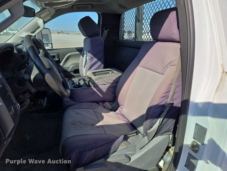 image for item ET5254 2015 Chevrolet Silverado 3500HD flatbed pickup truck